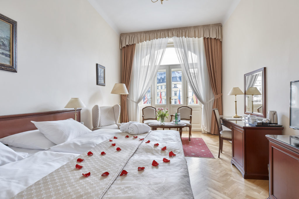 Room De Luxe Balcony view to the colonnade and with Romantic decoration