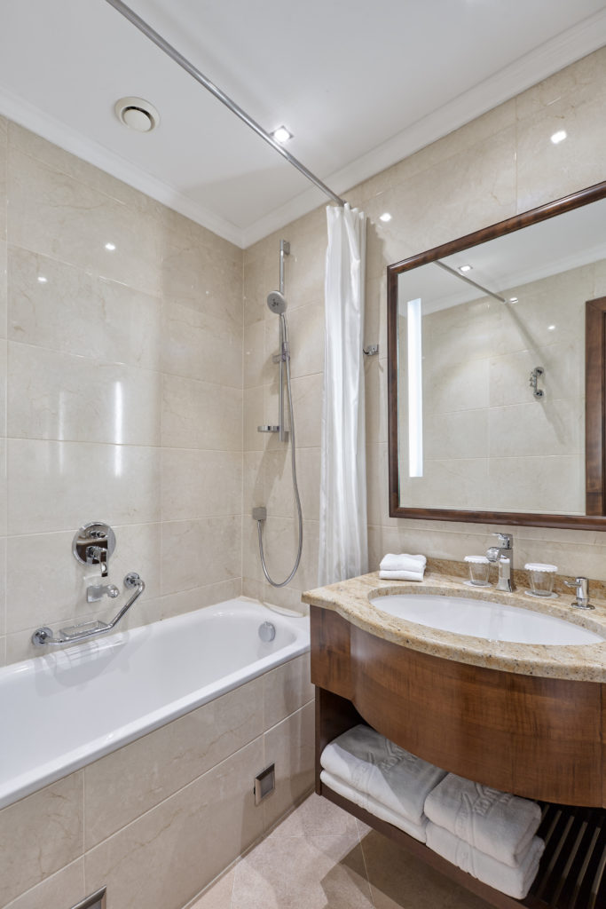 We offer rooms with bathtub or shower