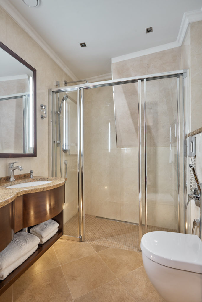 We offer rooms with bathtub or shower